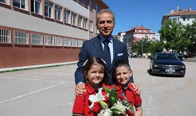 "Vali olmak istiyorum" diyen minik öğrenci karne törenine damga vurdu