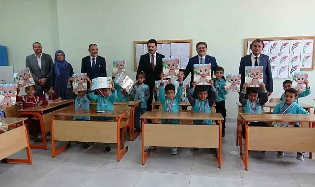 Van'da 275 bin 826 öğrenci karne heyecanı yaşadı