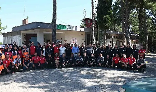 Manisa'da afet kahramanlarına akreditasyon arması takıldı