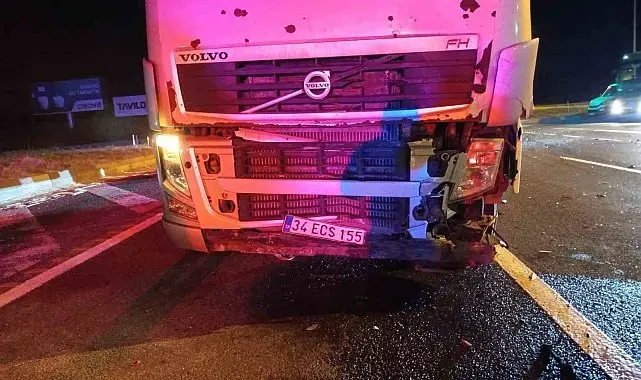 Bolu'da tırın çarptığı otomobil kağıt gibi ezildi: 3 yaralı