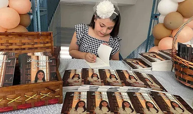 Sanatçı annenin kızı, 10 yaşında şiir kitabı çıkardı