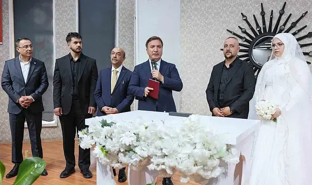 Vali Aydoğdu, genç çiftin nikah şahitliğini yaptı