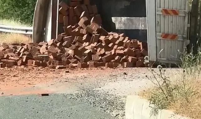 Elazığ'da tuğla yüklü kamyon devrildi: 1 yaralı