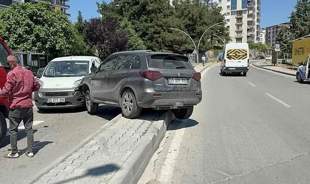 SUV ile hafif ticari araç çarpıştı: Baba ve 2 yaşındaki oğlu yaralandı
