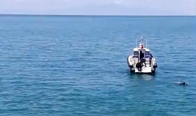 Otomobil Van Gölü'ne uçtu: Sürücü yaralı kurtarıldı