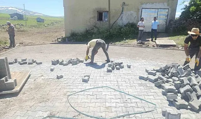 Kars'ta köylerde kilit parke taşı yol çalışmaları başladı