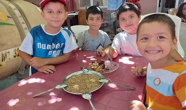 Sarıgöl'de aşure kazanları kaynamaya başladı