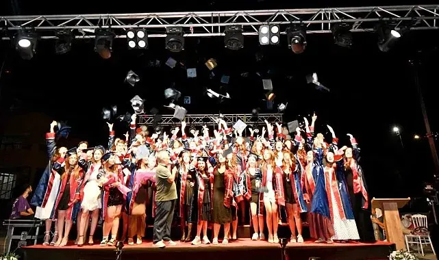 Manisa'da bir mezuniyet, üç veda