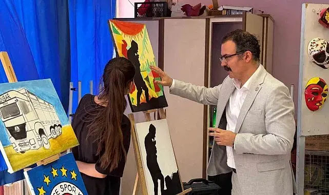 Öğrenciler eserlerini görücüye çıkardı