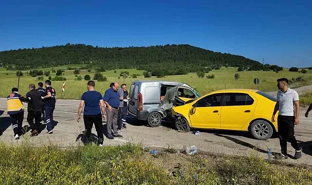 Taksi ile hafif ticari araç çarpıştı: 4 yaralı