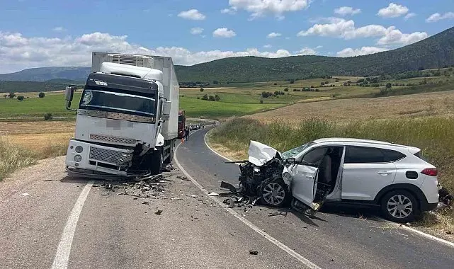 Tokat'ta otomobil ile kamyon çarpıştı: 4 yaralı