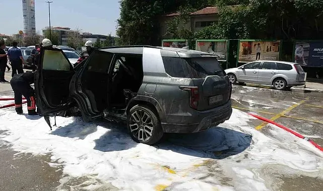 Park halindeki araç yangında kullanılmaz hale geldi