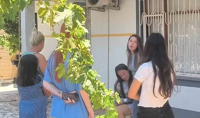Yangını haber alınca koşarak geldi, vatandaşların apartmandan çıkardığı kızına sarıldı
