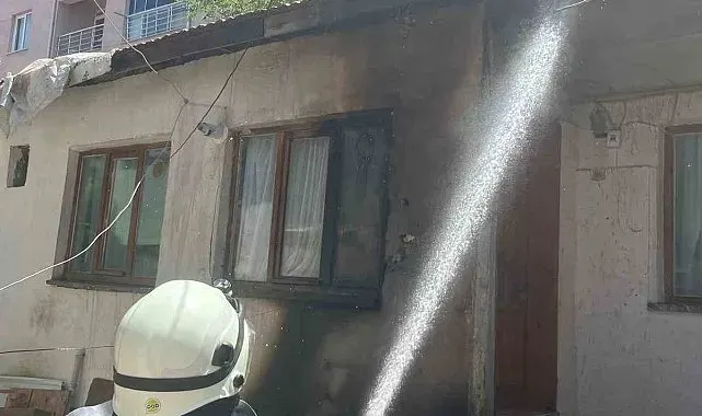 Müstakil evin çatısına çıkan yangın büyümeden söndürüldü