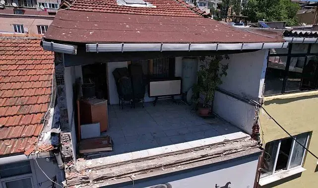 Fatih Laleli'de binadan kopan beton ve metal parçalar yere düştü, facianın eşiğinden dönüldü
