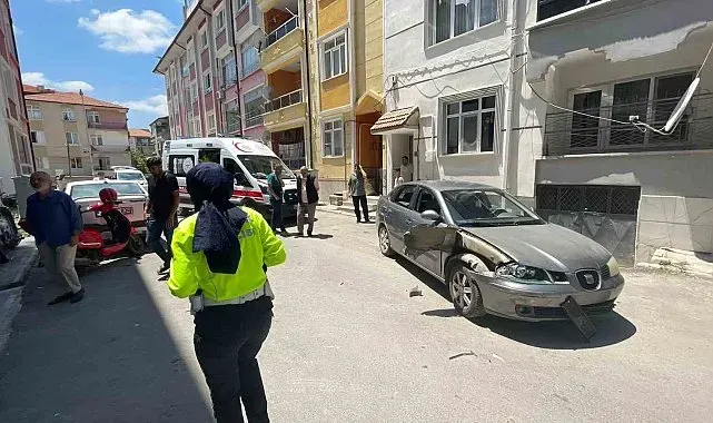 Motosiklet hareket eden otomobile çarptı: Anne ile kızının yaralandığı kaza kameraya yansıdı