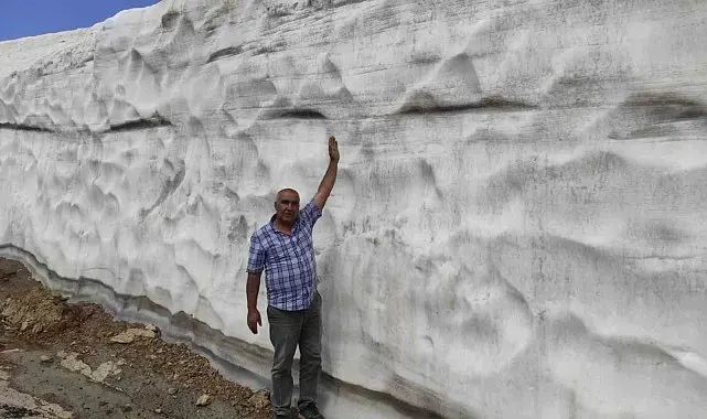 Kar kalınlığının 5 metreyi bulduğu Mereto Dağı'na bahar yeni geldi