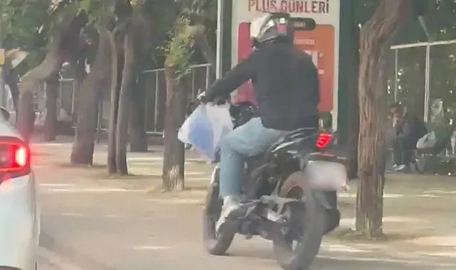 Trafiği beklememek için kaldırımdan yoluna devam etti