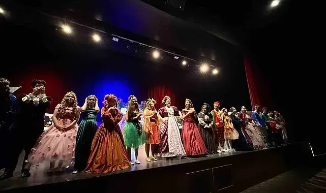 Çayırova'da genç tiyatrocuların sahnelediği oyun beğeni topladı