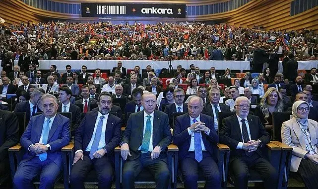 Cumhurbaşkanı Erdoğan: "Siyasi rakiplerimiz koltuk kavgası verirken biz Türkiye'yi geleceğe hazırlamanın mücadelesini veriyoruz"