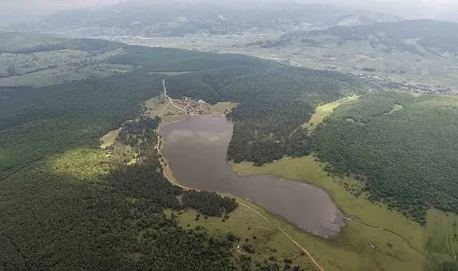 Yağışlar göleti doldurdu, yayla yolu su altında kaldı