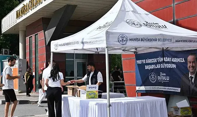Manisa Büyükşehir'den YKS adaylarına su ve limonata ikramı