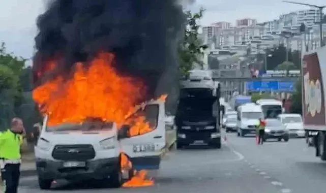 Trabzon'da seyir halindeki dolmuş minibüsü alevlere teslim oldu