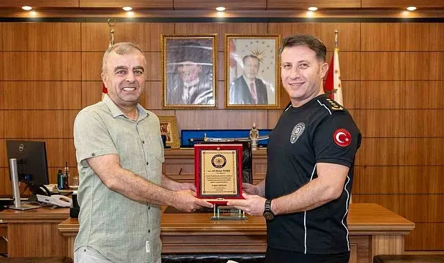 Bilecik'te emekli olan polis memuru Taner'e plaket takdim edildi