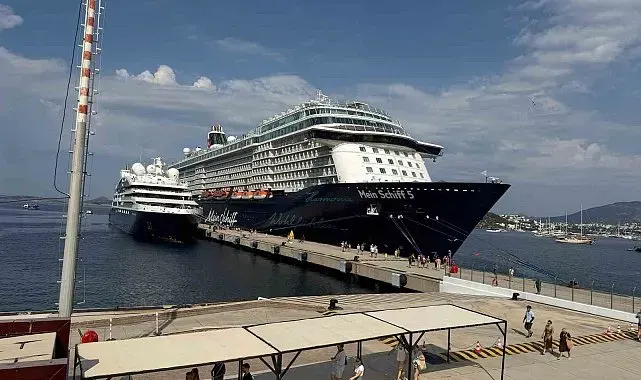 Bodrum Limanı'na aynı gün iki kruvaziyer: "2 bin 583 turist geldi"