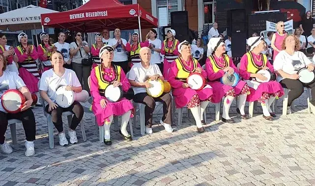 Devrek'te düzenlenen şenlikte vatandaşlar doyasıya eğlenmenin tadını çıkardılar.