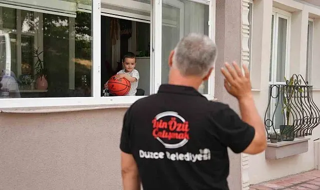 Her gün heyecanla çöp kamyonlarının yolunu gözleyen minik Ahmed'e işçilerden sürpriz ziyaret