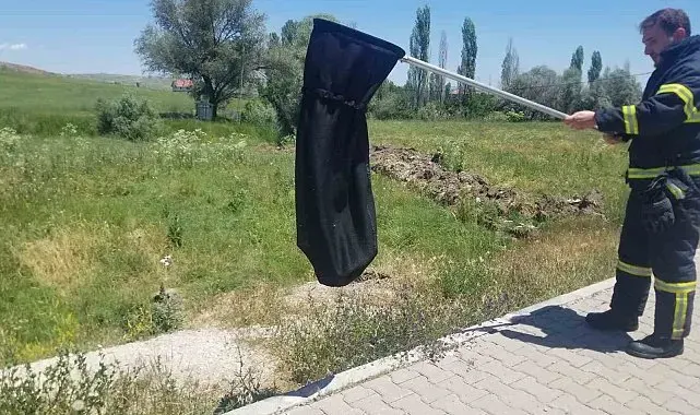 Eve giren yılanı itfaiye yakaladı