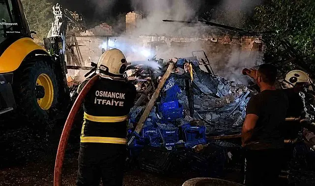 Çorum'da metruk bina alevlere teslim oldu