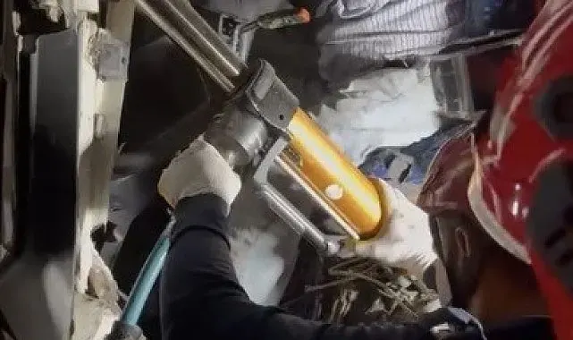 Park halindeki kamyona arkadan çarpan çekicinin sürücüsü yaralandı