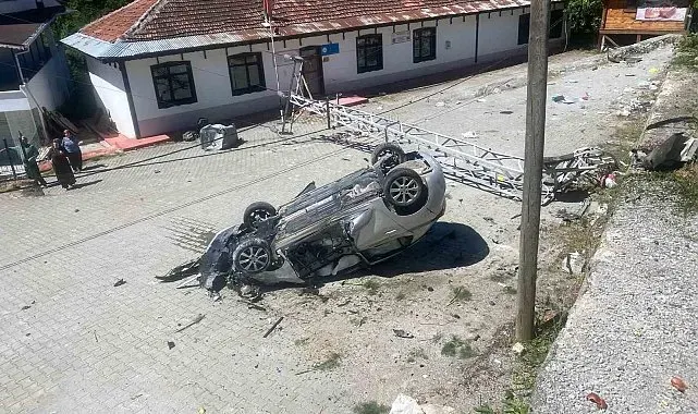 Takla atan otomobil aydınlatma direğine çarptı: 1 yaralı