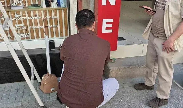 Tabelaya sıkışan yavru kediyi esnaf kurtardı