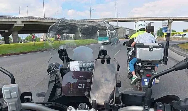 Sınava gireceği okulu karıştıran öğrenciyi motosikletli polisler yetiştirdi