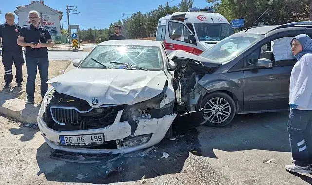 Eskişehir'de hafif ticari araç ile otomobil çarpıştı: 3'ü çocuk 7 yaralı