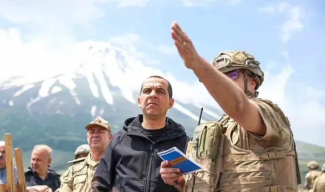 Iğdır Valisi Taşolar, sınır hattındaki karakol ve üs bölgelerini ziyaret etti