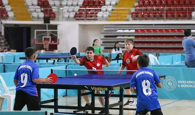 Sivas'ta masa tenisi rüzgarı