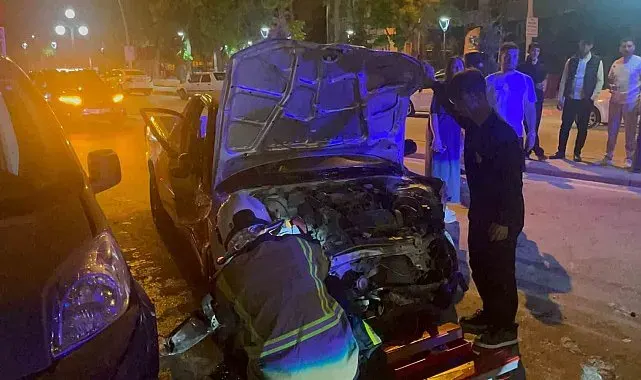 Karaman'da karşı şeride geçen pikap park halindeki 3 araca çarptı: 1 yaralı