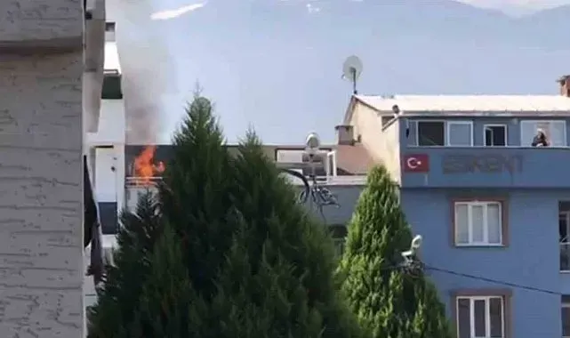 Bursa'da çatı yangını büyümeden söndürüldü
