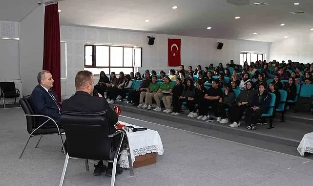 ERÜ Rektörü Altun, Develi'de öğrenciler ile buluştu