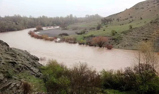 Eriyen kar suları Karasu ve Fırat'ın debisini artırdı