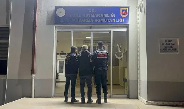 Firari şahıslar jandarmadan kaçamadı