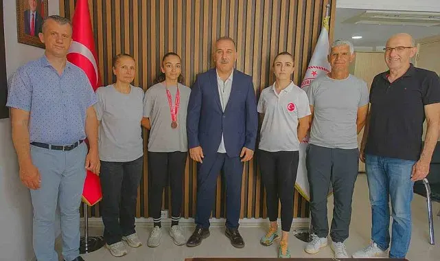 Türkiye üçüncüsü bisikletçi Hena Aydın'a döndü