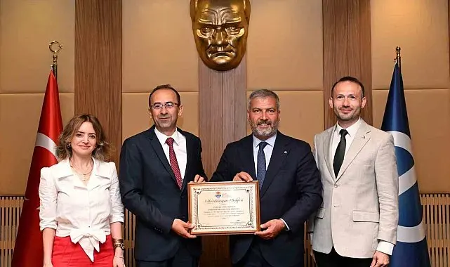 TURAK'tan Anadolu Üniversitesi EMYO'ya akreditasyon plaketi