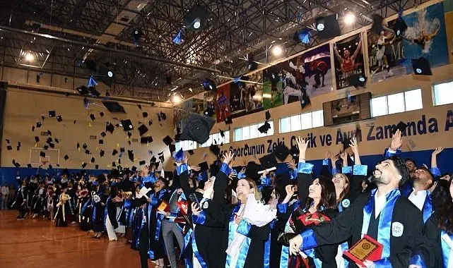 Sarıkamış Spor Bilimleri Fakültesi'nde mezuniyet coşkusu