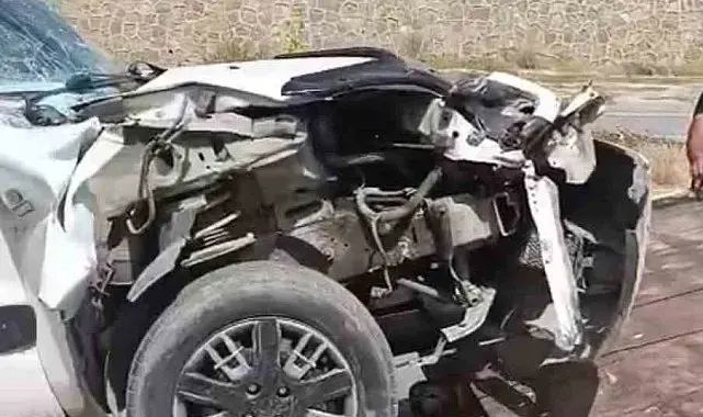 Yüksekova'da kamyonet tıra çarptı: 1 yaralı