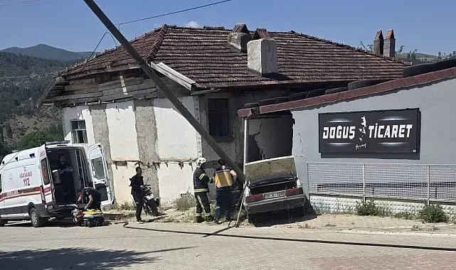 Deponun duvarına çarpan otomobildeki yaşlı karı koca hayatını kaybetti